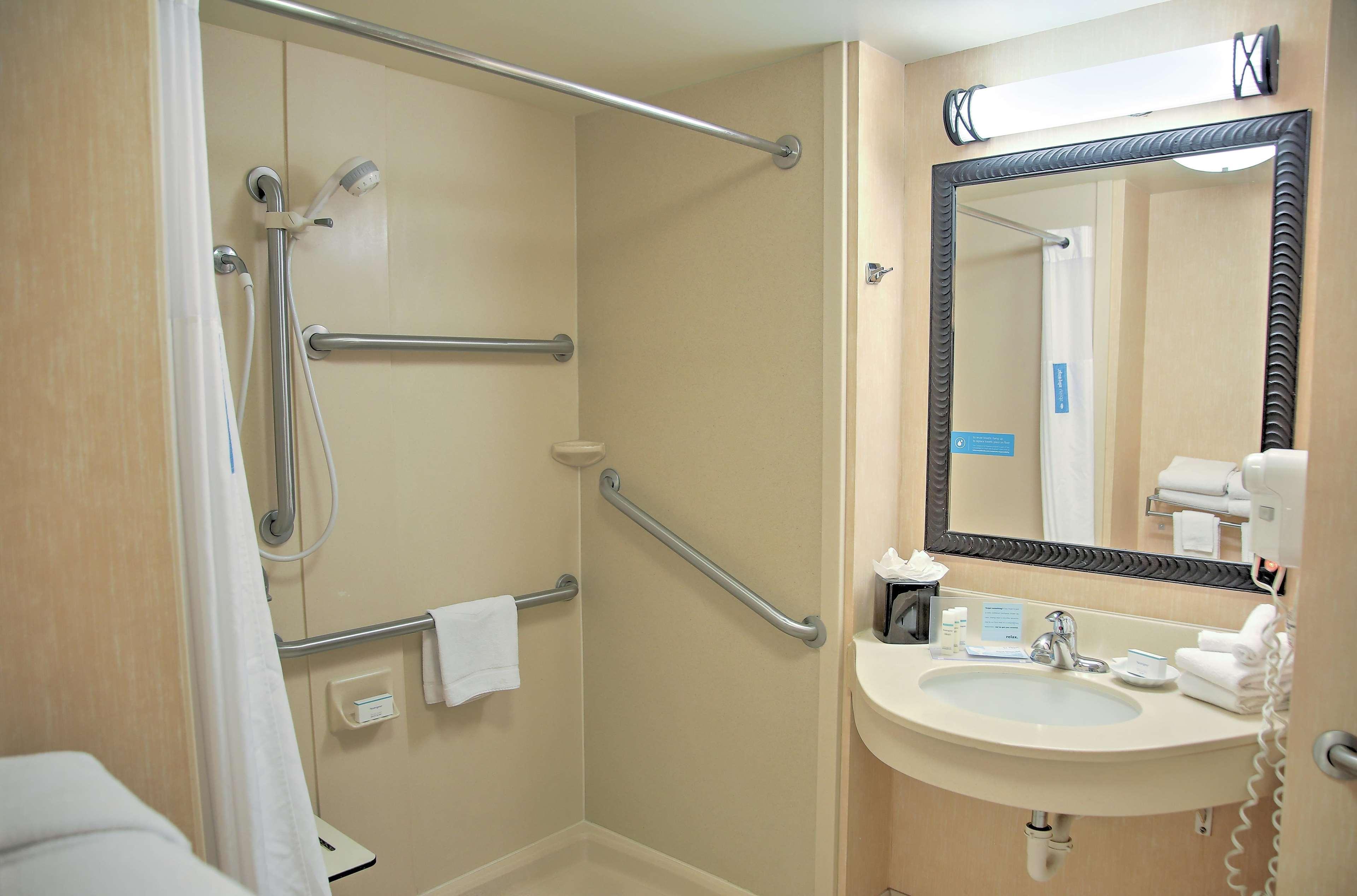 Hampton Inn Сидар-Сити Экстерьер фото