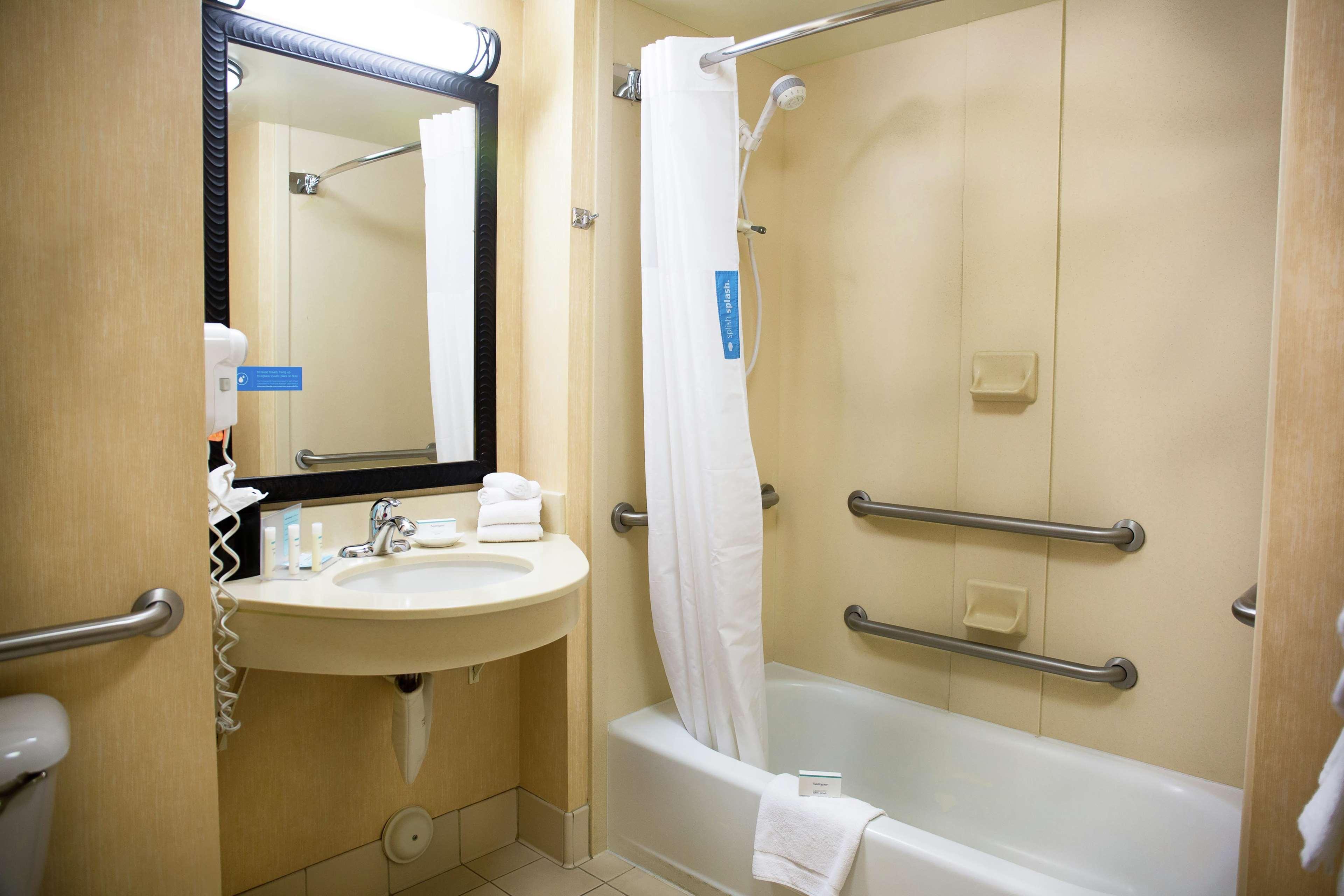 Hampton Inn Сидар-Сити Экстерьер фото