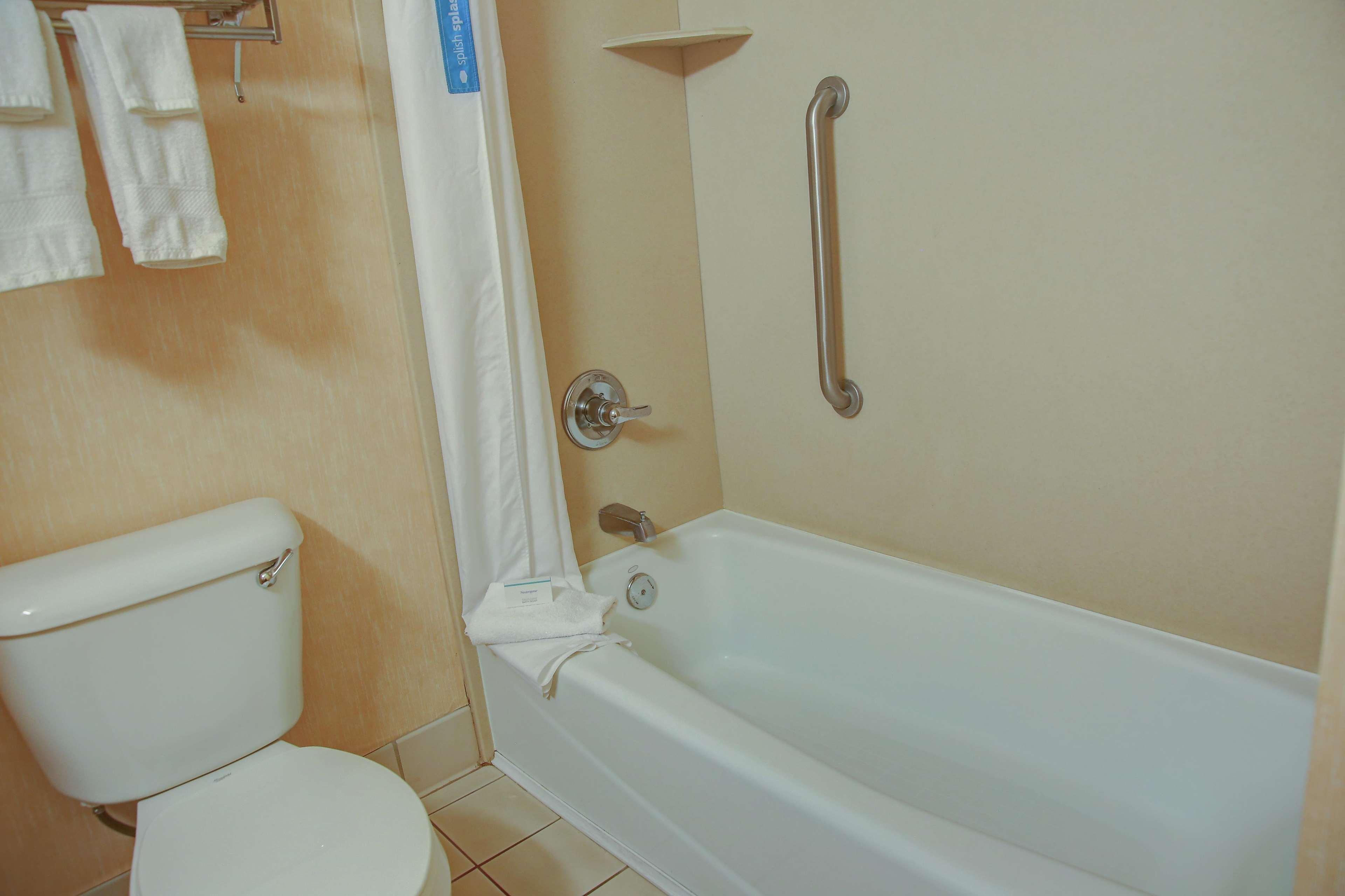 Hampton Inn Сидар-Сити Экстерьер фото