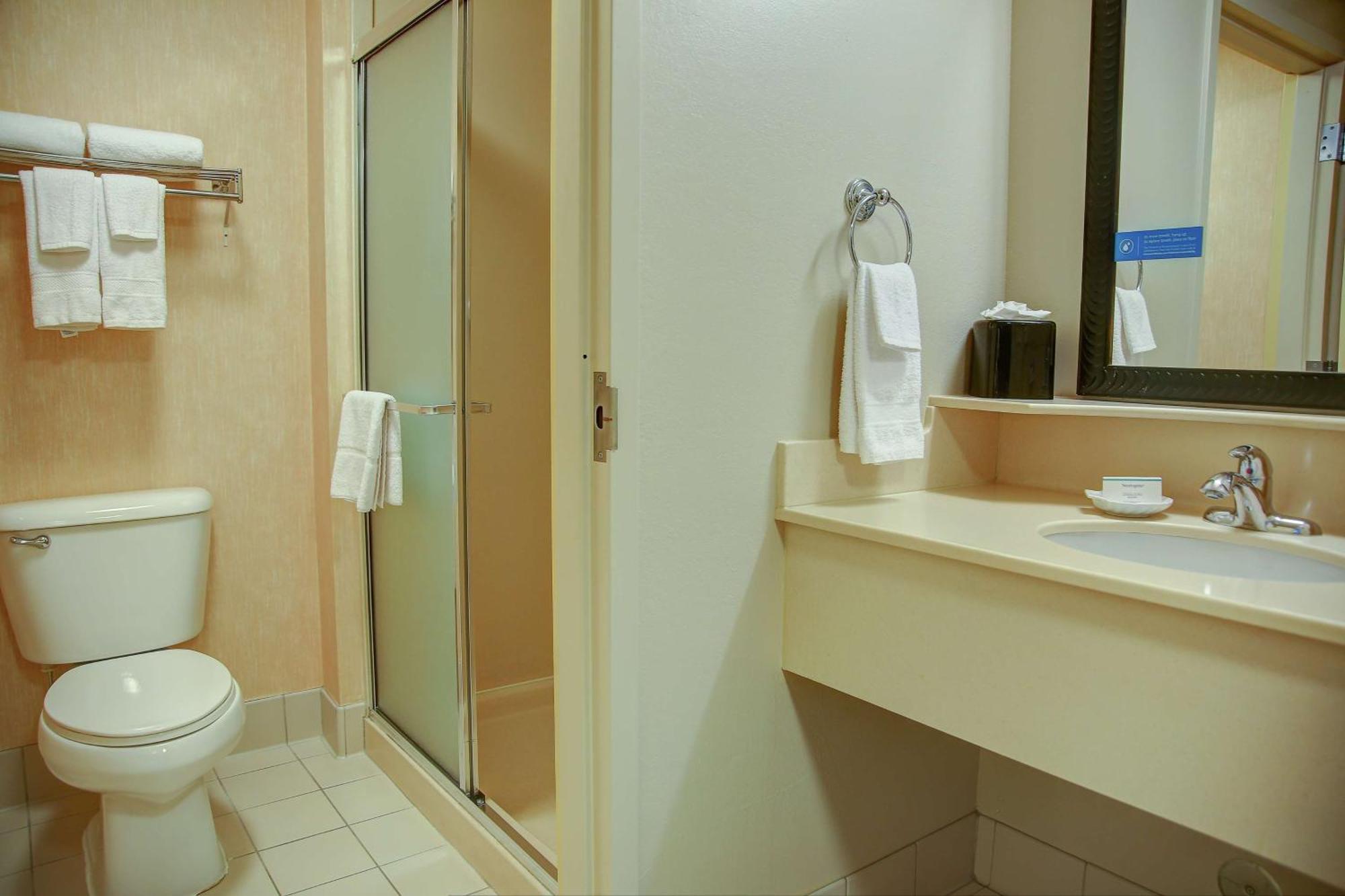 Hampton Inn Сидар-Сити Экстерьер фото